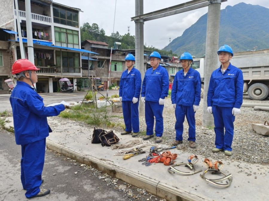圖四為:“青安崗”成員進(jìn)行安全業(yè)務(wù)培訓(xùn)