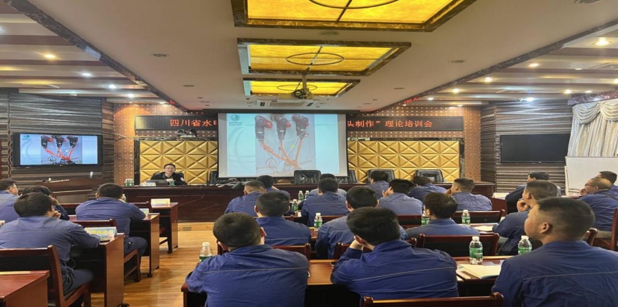 圖1為老師講解電纜頭理論知識