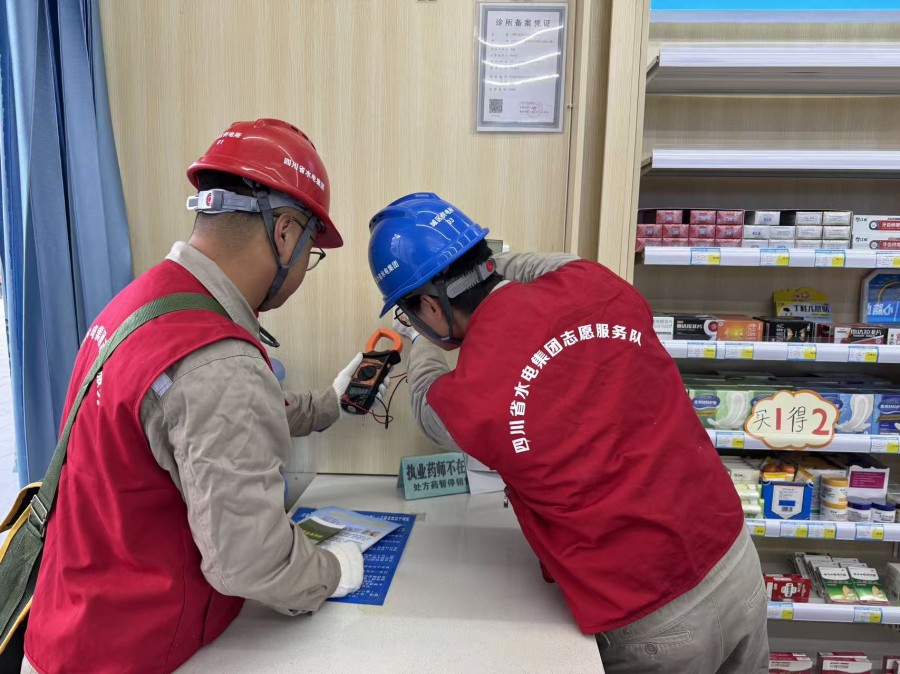 圖三為工作人員檢查線路開關