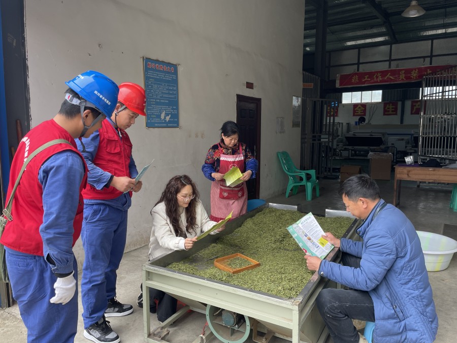 圖片說明四：向制茶企業宣傳安全用電知識